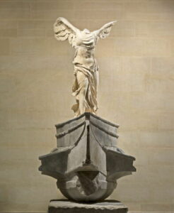 Photographie de la Victoire de Samothrace, statue grecque représentant une figure ailée au sommet de la proue d’un navire. Bien que dépourvue de tête et de bras, la sculpture exprime un mouvement puissant et une énergie ascendante. Symbole de liberté intérieure, d’élan vital et de triomphe de l’esprit, elle illustre la capacité de l’art à élever l’être humain au-delà des formes et des limites imposées.