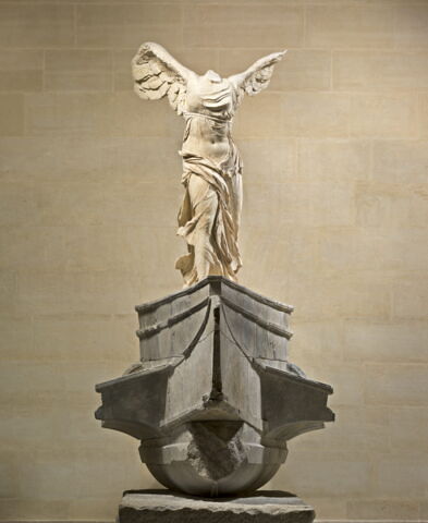 Photographie de la Victoire de Samothrace, statue grecque représentant une figure ailée au sommet de la proue d’un navire. Bien que dépourvue de tête et de bras, la sculpture exprime un mouvement puissant et une énergie ascendante. Symbole de liberté intérieure, d’élan vital et de triomphe de l’esprit, elle illustre la capacité de l’art à élever l’être humain au-delà des formes et des limites imposées.