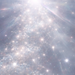 Nuage de poussière d’étoiles scintillante irradiant depuis une source lumineuse centrale, baigné de teintes pastel et de reflets irisés, évoquant la naissance de la matière, la conscience et l’interconnexion cosmique.